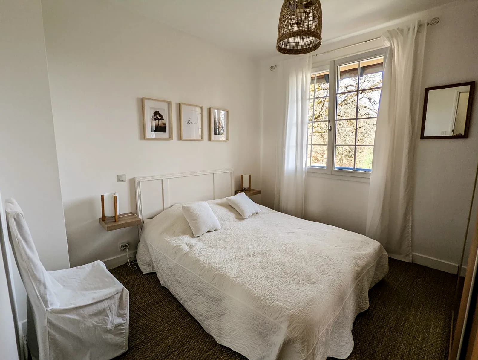 Chambre 1 à l'étage, lit double, décor blanc et bois clair