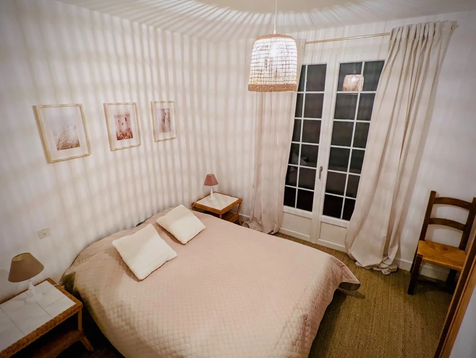 Chambre 2 à l'étage, lit double avec parure rose poudré