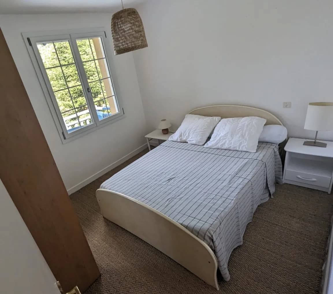 Chambre 3 à l'étage, lit double et vue sur le jardin