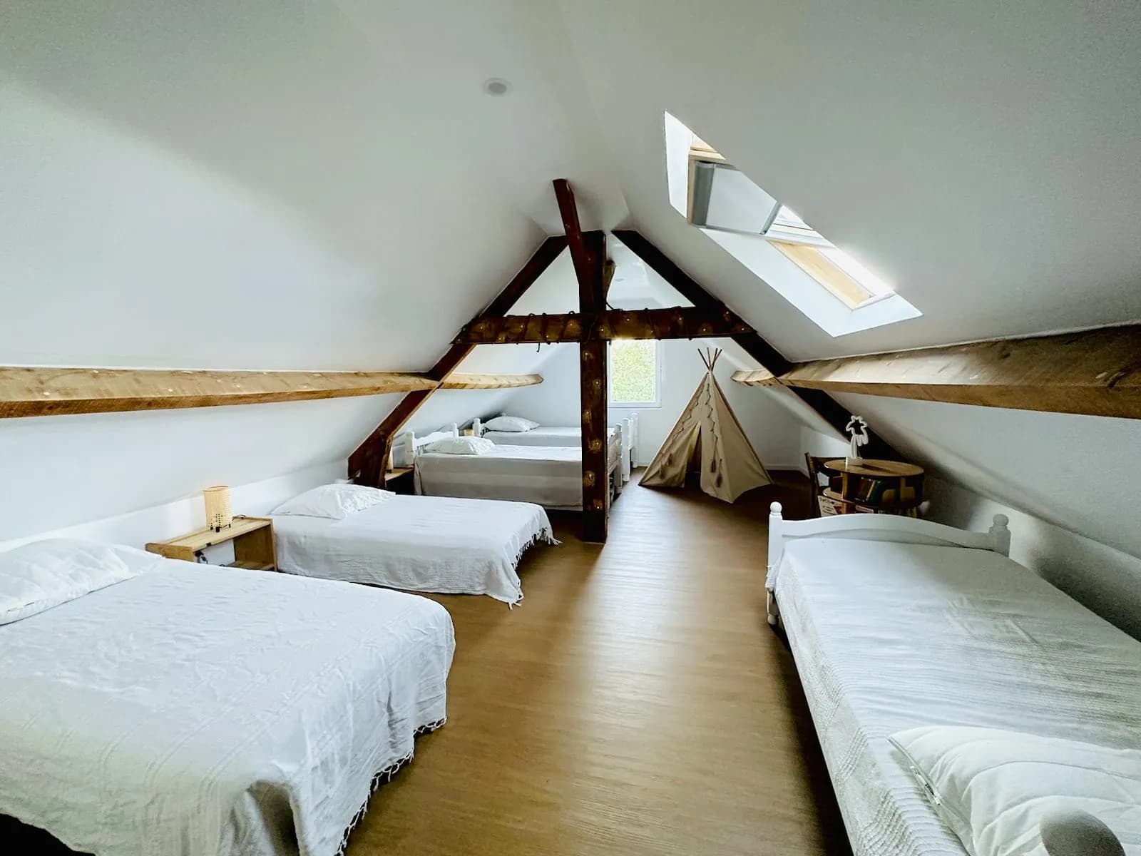 Chambre 4, dortoir du 2ème étage sous charpente, plusieurs lits