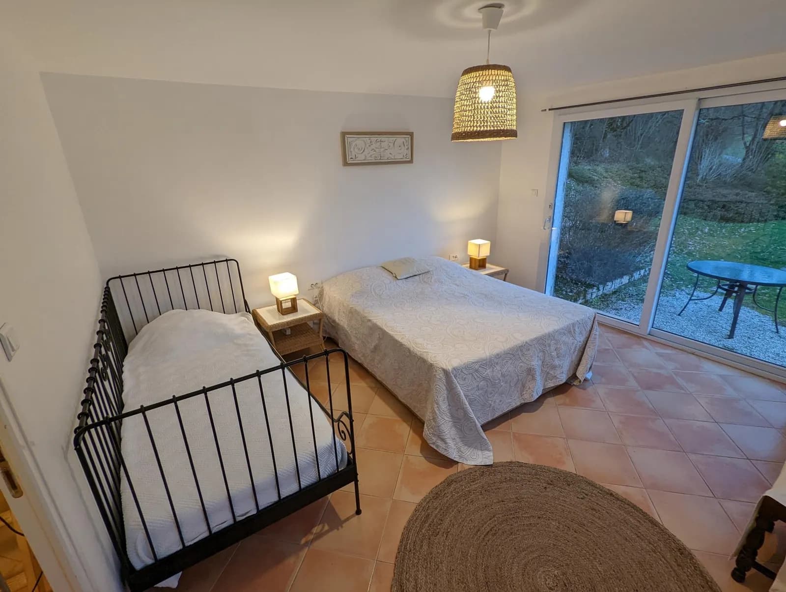 Chambre 5 dans la dépendance, lit double et accès direct au jardin
