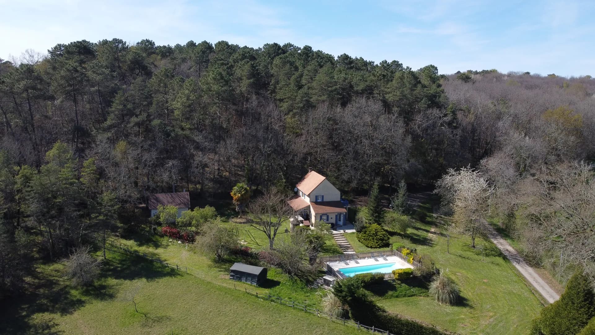 Vue aérienne de La Bergerie de Thenon nichée dans la forêt