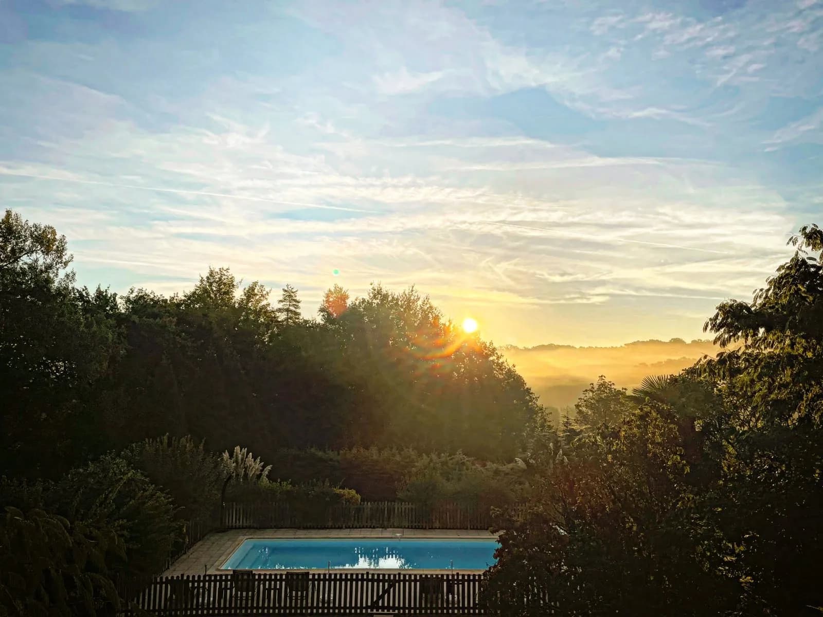 Lever de soleil sur la piscine, vue sur la vallée brumeuse du Périgord